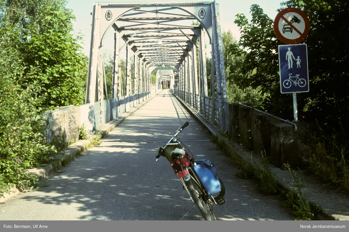 På sykkel ved gammel riksvegbru, nå gang- og sykkelvei, i Sør-Odal  kommune