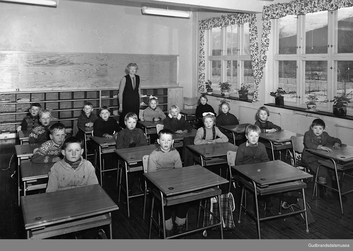 1. klasse ved Nordberg skule 1957-58. Lærar Kari Hyrve (f. 1895)