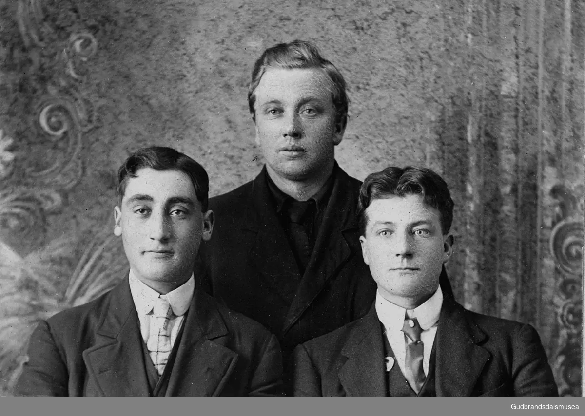 F.v.: Ola Lund (f. 1887), Lars Skåre (f. 1900) og Gregor Grimstad (f. 1888) i Amerika