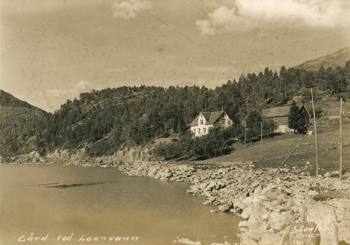Motiv fra rasulykka i Lodalen 1936. Gårdstun ved Loenvatnet.