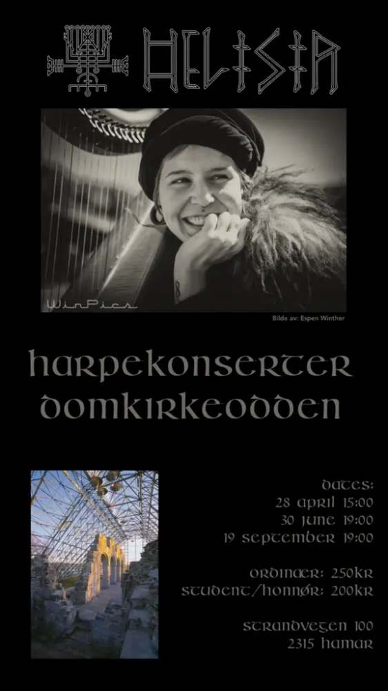 Svart plakat med bilde av ung kvinne med lus som sitter med en harpe under navnet HELISIR skrevet med runer. Teksten på plakaten lyder: Harpekonserter Domkirkeodden 18. april 15:00, 30. juni 19:00, 19. september 19:00, ordinær kr. 250,- student/ honnør kr. 200,- Strandvegen 100, 2315 Hamar