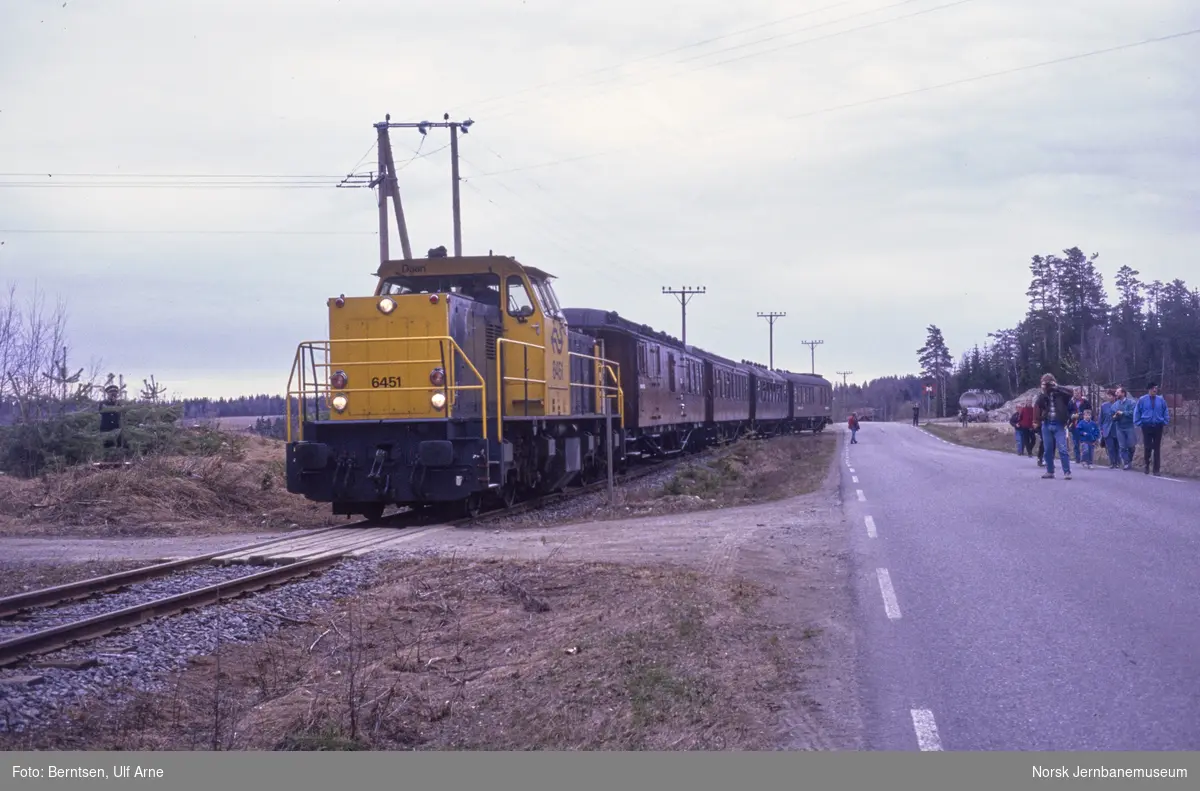 Innleid diesellokomotiv MaK DE 6400 nr. 6451 på sidesporet Hauerseter-Gardermoen med utfluktstog for Norsk Jernbaneklubb