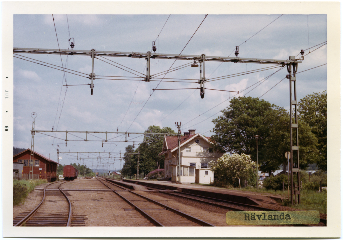 Vy vid Rävlanda. Station anlagd 1893. Vagnslasttrafiken upphörde fr o m 1 oktober 1989. Stationen fjärrstyrs från Göteborg sedan 27 september 1993. Stationshuset kvar, men används nu som utställningslokal