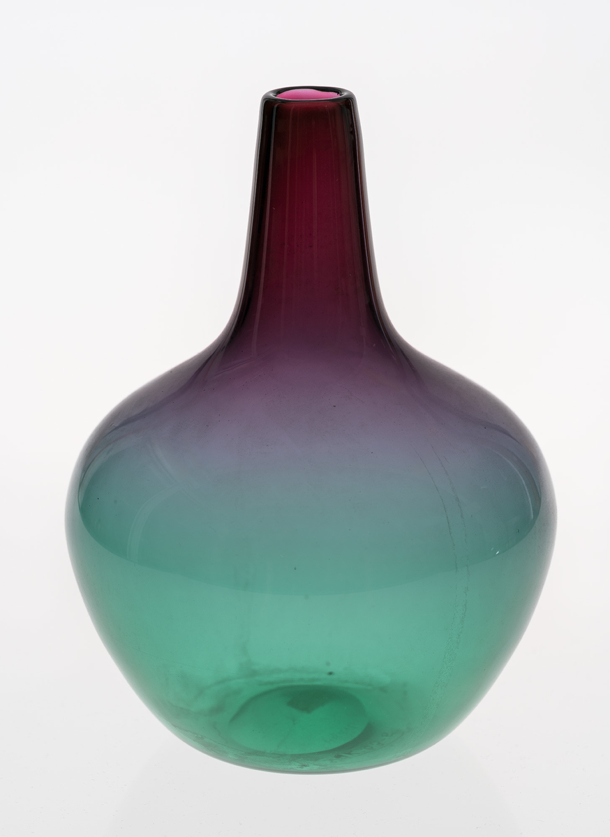 Ovalfromet vase i polykromt gjennomskinnelig overfangsglass med høyreist konisk hals.