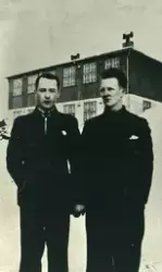 Kamøyvær. Stein Kristiansen (t.v.) og Helge Nilsen foran sko