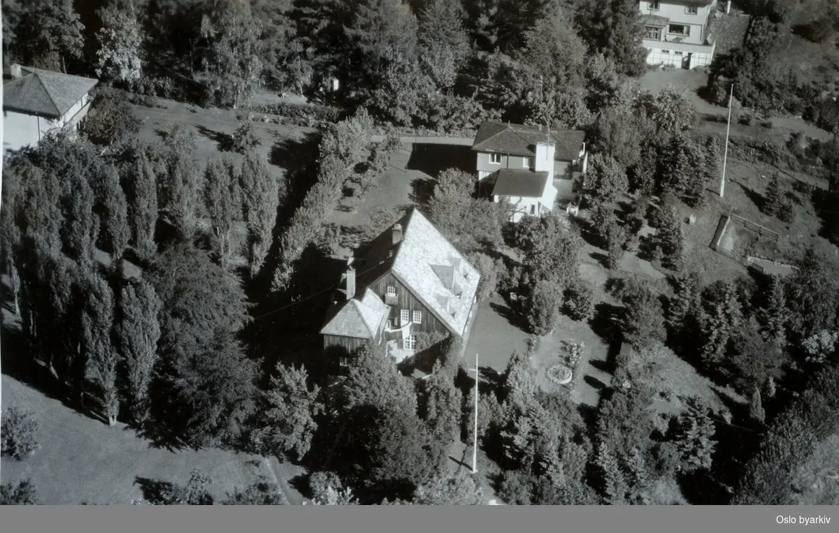 Eksteriør av villa (Flyfoto) 20. september 1950