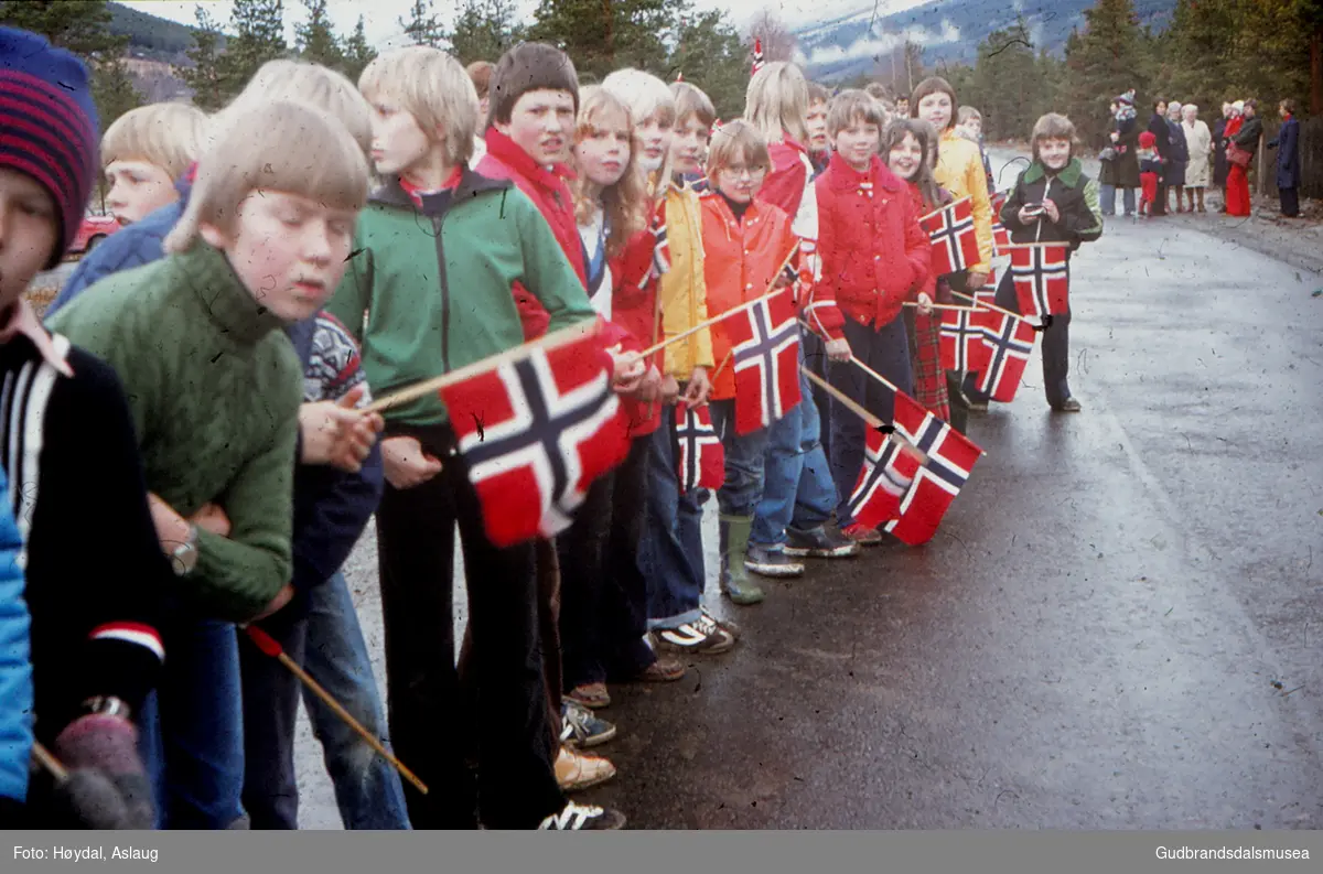 Ungar med flagg under kong Olavs vitjing i Skjåk da han opna heilårsvegen till Stryn