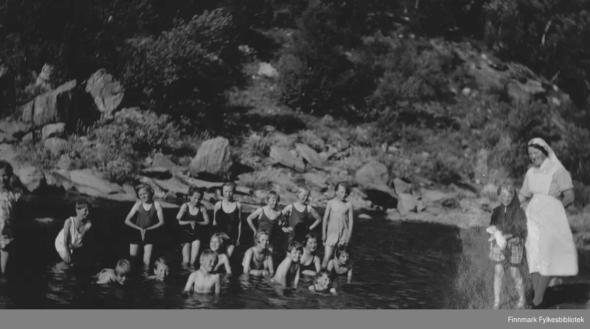 Barn bader. Norske Kvinners Sanitetsforenings feriekoloni i Repparfjord, 1939.
