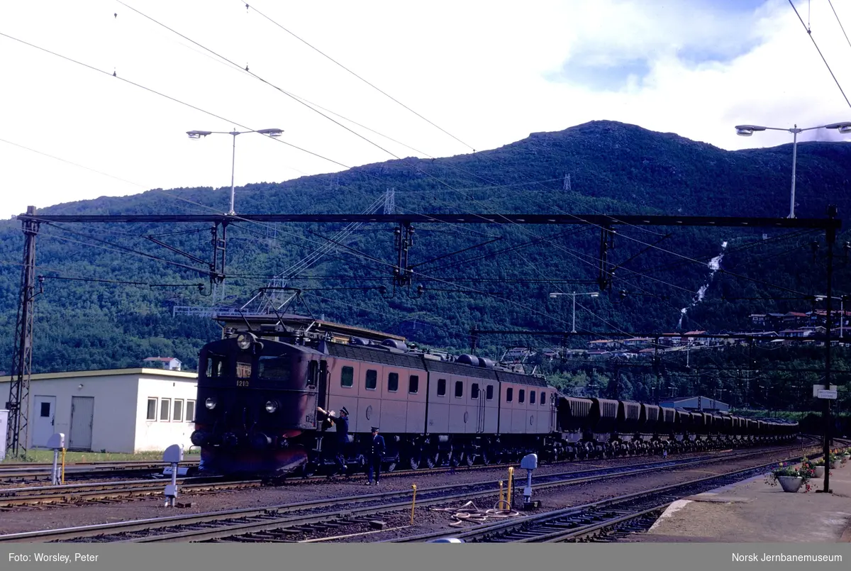 Svensk elektrisk lokomotiv Dm 1210 + Dm3 + Dm1209 med malmtog på Narvik stasjon.