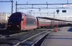 Elektrisk lokomotiv El 18 2261 med persontog til Oslo S på T