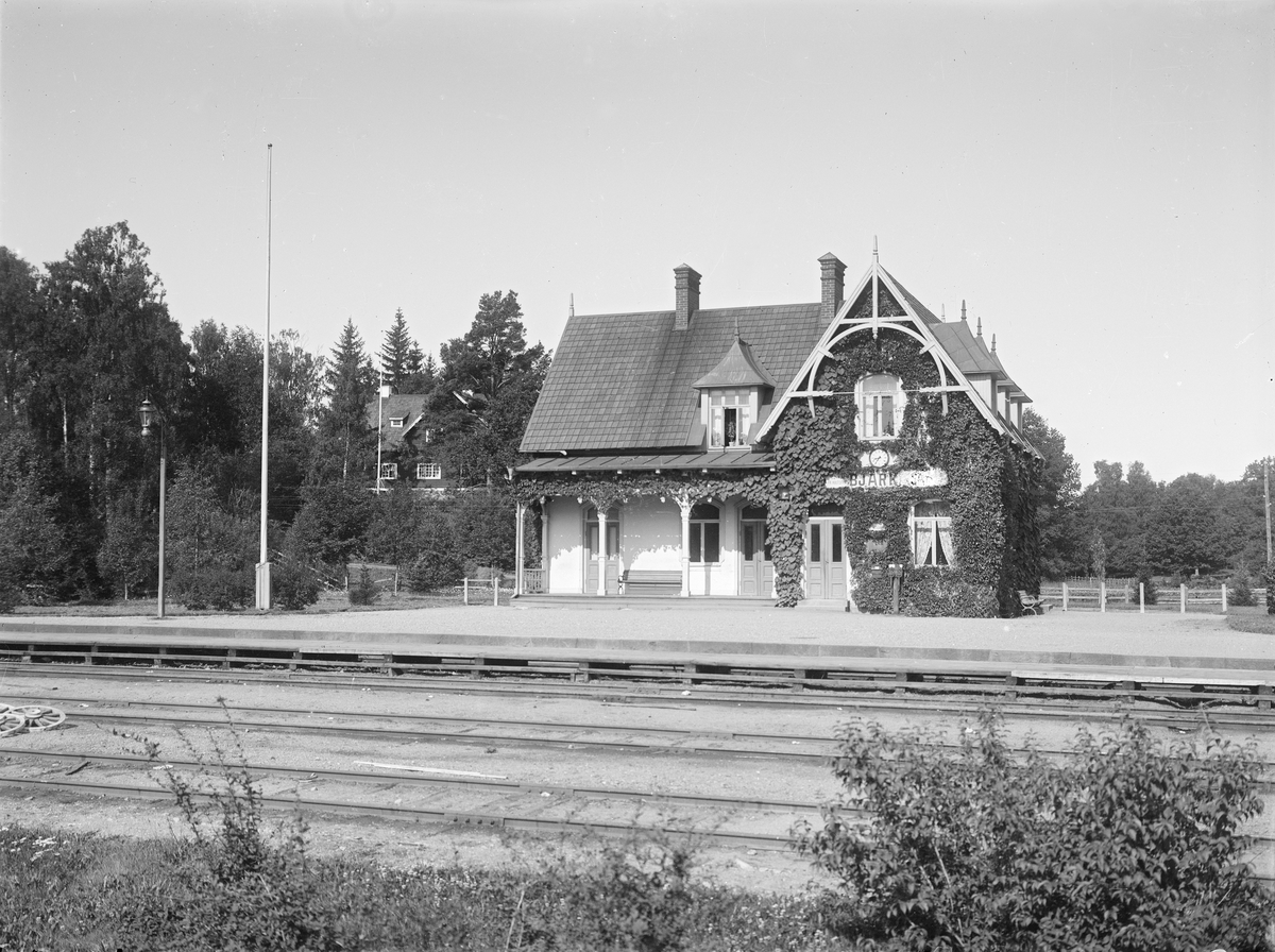 Bjärka Säby Järnvägsstation 1913. Station på sträckan Linköping-Rimforsa och den anslutande bandelen Bjärka Säby-Åtvidaberg (Östra Centralbanans Järnvägsaktiebolag, ÖCJ).