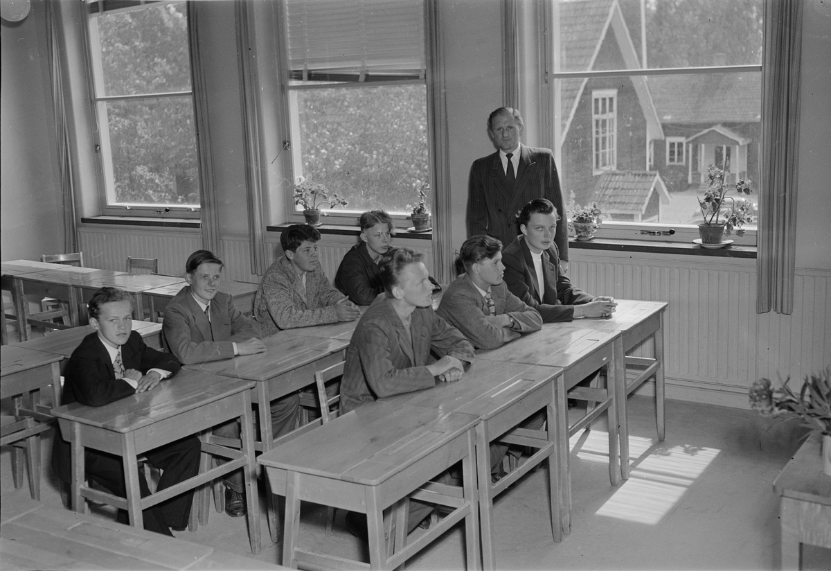 Lärare med skolelever som tillhör den "första kullen från den nioåriga enhetsskolan", klassrum i Olandsskolan