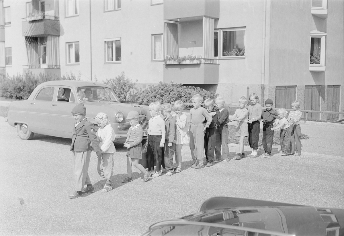 "Vuxnas slarv orsakar flesta barnolyckorna" - barn i trafiken, Uppsala augusti 1956