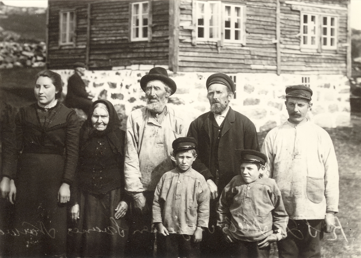Familien Nils Torgerson Svanes samlet foran hovedbyggningen på gården på Stapnes