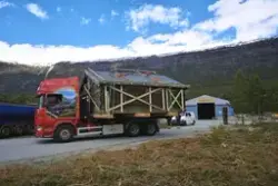 Fel-Jakupstugu blir transportert til sørsida av Bångråttjønn