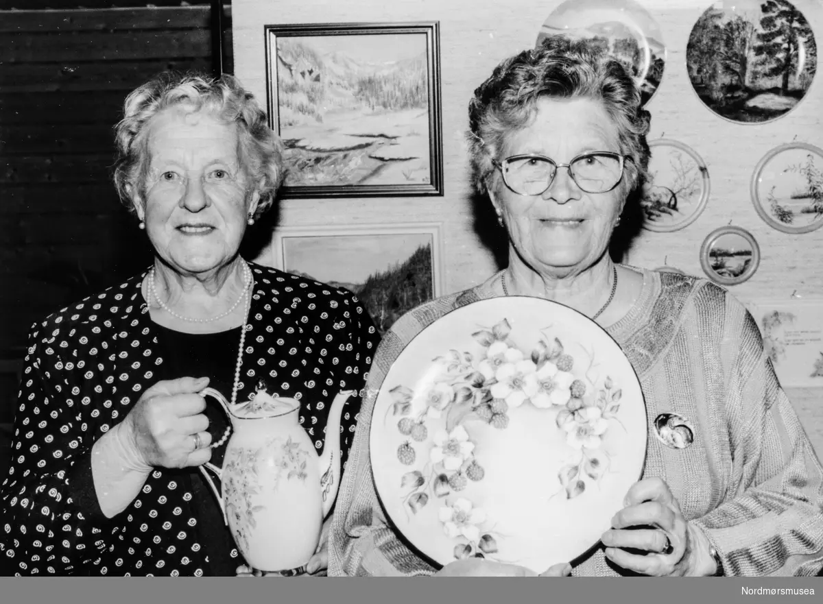 "Porselensmaling er en hobby for folk i alle aldre, sier pensjonistene Randi Røe og Svanhild Røkkum fra Surnadal til Tidens Krav den 21. juni 1993. Bildet er fra avisa Tidens Krav sitt arkiv i tidsrommet 1970-1994.