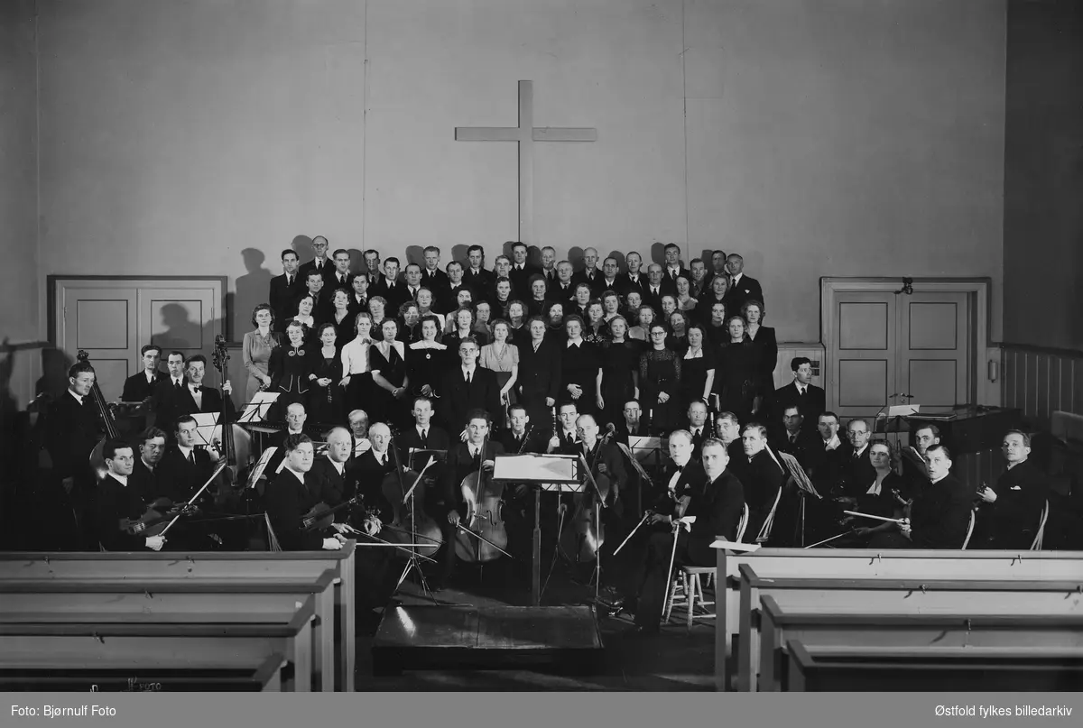 Cæciliaforeningen og endel av Fredrikstad Musikkforening i Menighetshuset under Søren Gangfløtsledelse i 1942. Stabat Mater av Haydn ble oppført.