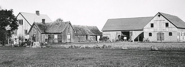Mangårdsbyggnad och stor ladugård invid en äldre byggnad med stråtäckt tak på Lindhovs gård i Lindberg utanför Varberg. Stommen är blottad på den gamla bostadsdelens ena vägg.

Tillhör samlingen med fotokopior från Hallands Nyheter som är från 1930-1940-talen.