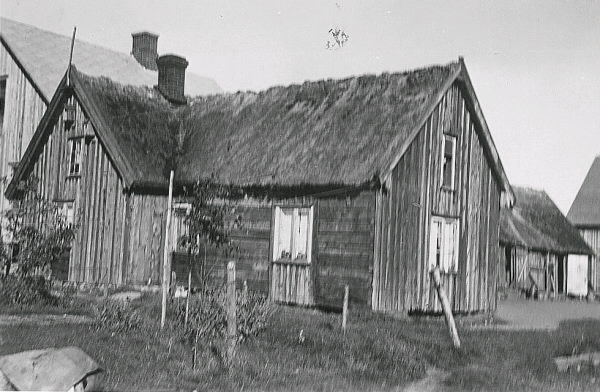Exteriörbild av gammal byggnad på Lindhovs kungsgård norr om Varberg. Av bilden framgår inte om bostadshuset till vänster är sammanbyggt med uthusdelen till höger eller ej. Stommen är blottad på ena väggen.

Tillhör samlingen med fotokopior från Hallands Nyheter som är från 1930-1940-talen.