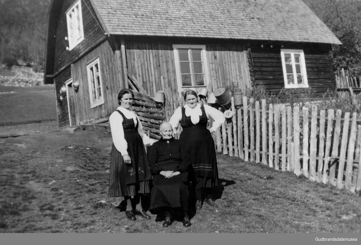 F.v.: Andrea Løkken (f. Husom 1915 g. 1)Horten), Petra Husom (f. 1873) og Kaia Husom (f. 1899)
