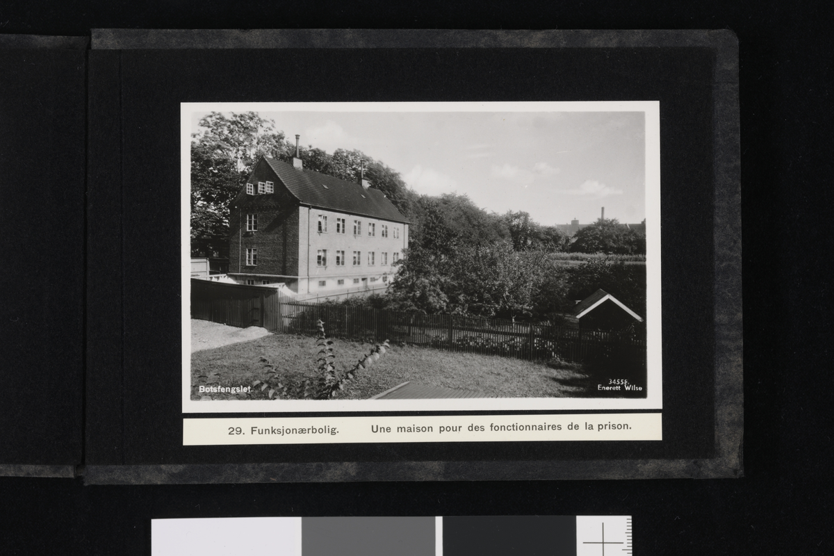 Funksjonærboligen med hage. Fotografier fra Botsfengselet i Oslo