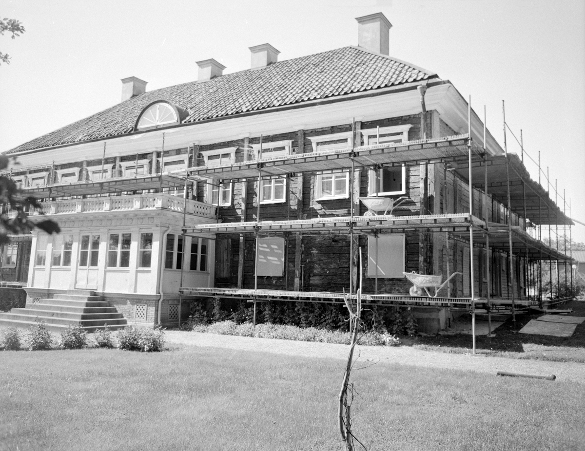 År 1973 genomfördes en omfattande fasadrenovering av herrgårdsanläggningen vid Marieborgs folkhögskola. Huvudbyggnaden med tillhörande flygel hade 1971 blivit byggnadsminnesförklarad och särkild kontroll av riks- och länsantikvarierna var påkallad. Varefter putsen knackades ned framkom husens tidiga byggnadshistoria. Överraskande fann man att timmerstommarna ursprungligen varit rödfärgade, och det var frestande att låta byggnaderna förbli i sitt tidigaste uttryck. Efter en akvarell kunde man emellertid fastslå att husen varit putsade redan år 1790, varför beslut slöts om ny puts.