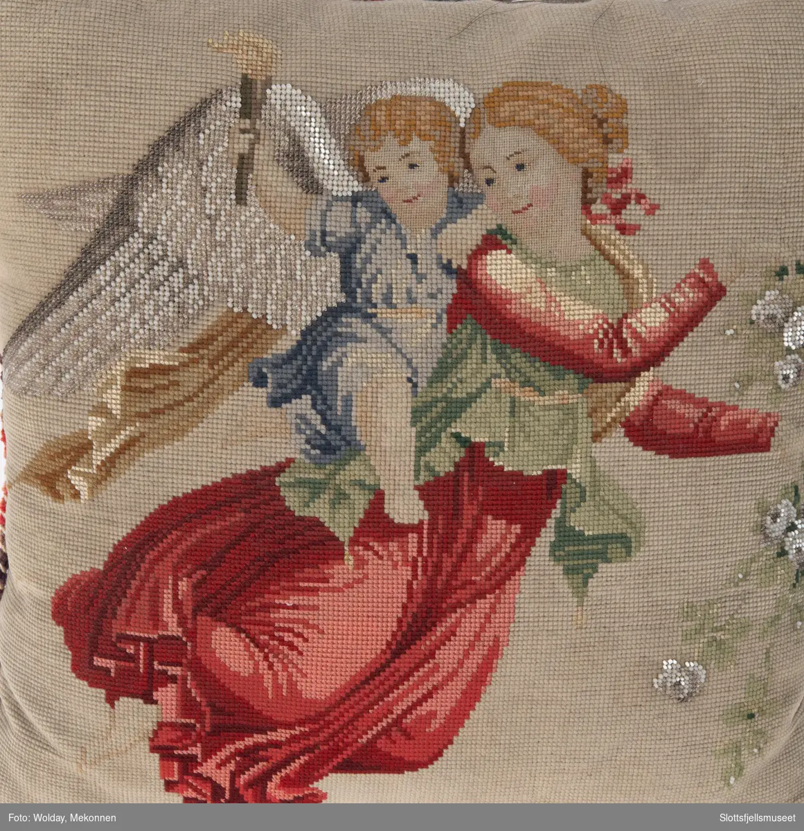 Engel som strør blomster med fakkelbærende barn på ryggen.