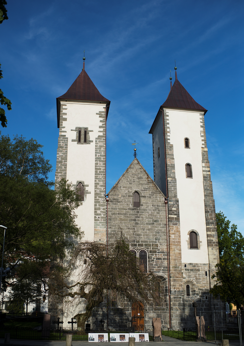 Mariakirken, Bergen

Mariakirken i Bergen er en langkirke med basilikaform. Det vil si at kirkerommet er treskipet og med opphøyd midtrom. Kraftige firkantete pilarer bærer hvelvene og markerer overgangen mellom midtskip og sideskip. Koret er lavere og smalere enn kirkeskipet. Kirken har to tårn som reiser seg over vestre ende av sideskipene. Kirken er bygd i klassisistisk romansk stil i første halvdel av 1100-tallet, men har også senere påbygninger i gotisk stil.

Skipets rundbuete sørportal er den rikest dekorerte romanske inngangsportalen i Norge, med tre søyler i ulik form på hver side. Den barokke prekestolen fra 1676 er også rikt dekorert og unik i Norge. Figurene i sidefeltene er allegoriske kvinneskikkelser som forestiller dydene. Underdelen av prekestolen er en sørlig himmelglobus med seks av dyrekretsens stjernetegn. Den andre halvdelen av himmelhvelvingen og resten av stjernetegnene er malt i prekestolhimlingen.

Det storslåtte alterskapet er antagelig laget i Lübeck på slutten av 1400-tallet. Både midtpartiet og fløydørene har trefigurer under baldakiner, og på fotstykket er det utskjæringer av akantusløv. Det store midtfeltet viser Maria med barnet i strålekrans. Hun er omgitt av tilbedende engler og har halvmånen under føttene, slik det er beskrevet i Johannes åpenbaring. Til venstre står St. Olav med krone, og St. Antonius med T-kors. Til høyre står Sta. Katharina med krone, sverd og hjul, og Sta. Dorothea med rosenkrans, kurv og stav. Figurene på sidefløyene er de tolv apostlene. Når skapet er lukket ser man fire motiver på utsiden av dørene: Jesu fødsel, Kongenes tilbedelse, Frembæringen i tempelet, og Gregorsmessen, som beskriver pave Gregors syn: Jesus stående på alteret under nattverden, mens blodet fra sårmerkene strømmer ned i alterkalken.

Kilder:
Ekroll, Øystein og Morten Stige: Kirker i Norge 1, Oslo 2000
Lidén, Hans-Emil og Ellen Marie Magerøy: Norges Kirker, Bergen I, Oslo 1980