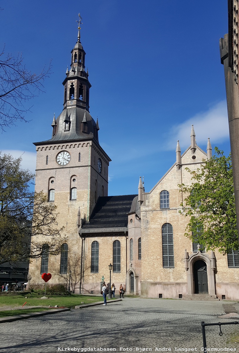 Oslo Domkirke ble innviet i 1697 og fikk da navnet Vår Frelsers kirke. Den er oppført i stein forblendet med teglstein, og er en korskirke med kor i øst og klokketårn foran vestre korsarm. Tårnet ble forhøyet i 1850.

Det innvendige takhvelvet, som ble bygd i tre fordi det ikke var økonomi til å bygge hvelv av tegl, har gjennomgått flere endringer. I 1720 ble himlingene dekorert med skymalerier, men da kirken i 1850 gjennomgikk en større ombygging under ledelse av arkitekt Alexis de Chateauneuf, ble det festet ribber i taket i nygotisk stil. I 1937 ble de nygotiske elementene fjernet fra kirkerommet, blant annet ribbene i taket, og Hugo Lous Mohr malte de særpregete takmaleriene som finnes i kirken i dag.

Ikke bare taket, men hele inventaret ble endret i 1850. Både benker og gallerier ble fornyet, og den gamle altertavlen og prekestolen i barokk stil ble skiftet ut. Disse ble imidlertid hentet tilbake til Domkirken i 1950, da arkitekt Arnstein Arneberg ledet restaureringen av kirken frem mot byjubileet i 1950. I den forbindelse ble blant annet også benkene skiftet ut og galleriene endret. I korvinduene er det glassmalerier laget av Emanuel Vigeland fra 1910-16, og bronsedekorasjonene på vestportalen er laget av Erik Werenskiold.

Kilder:
Storsletten, Ola: Kirker i Norge 5, Oslo 2008