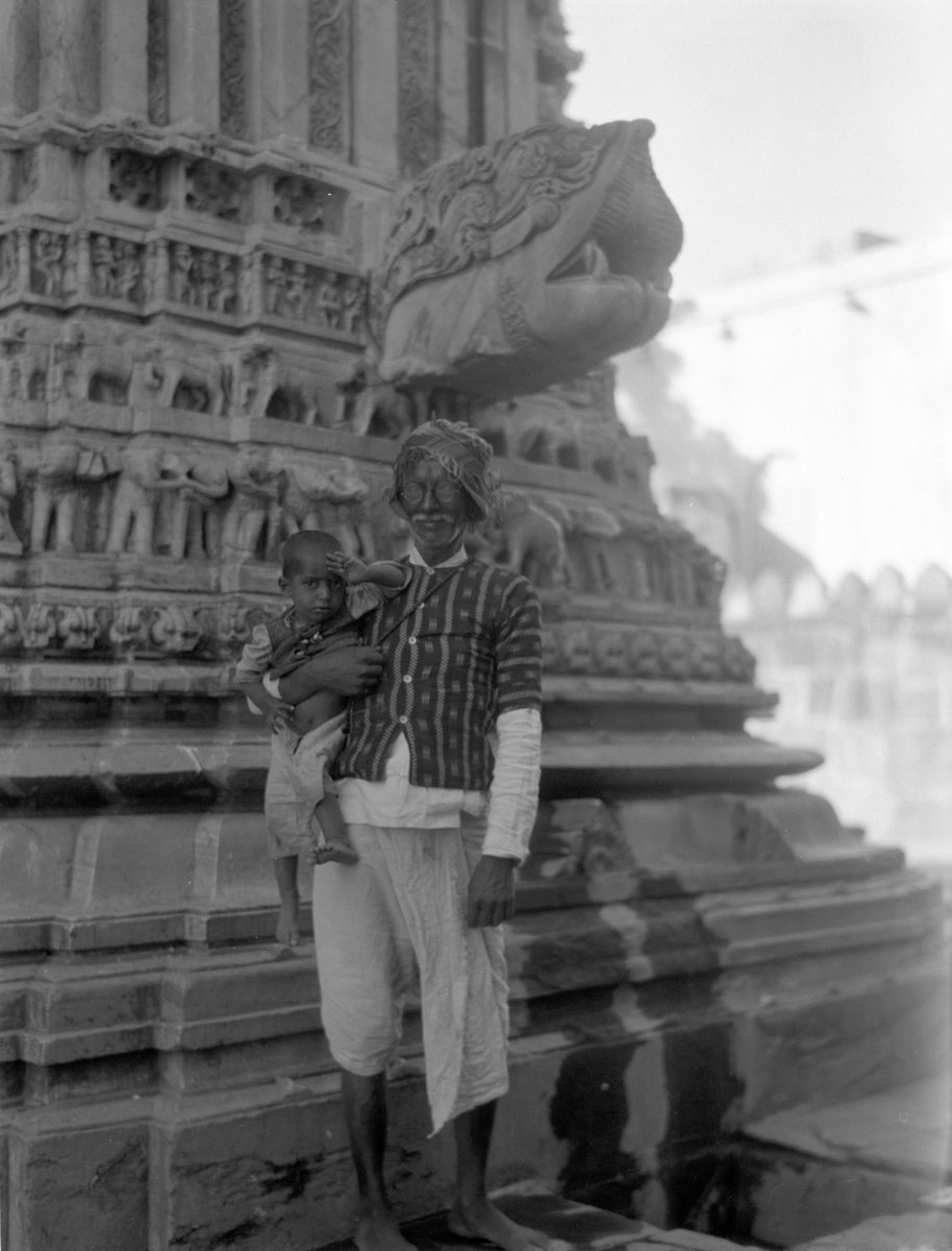 Tempelprest med barnebarn, Bhubaneswar(?), India. Fotografi tatt i forbindelse med Elisabeth Meyers reise til India 1932-33.