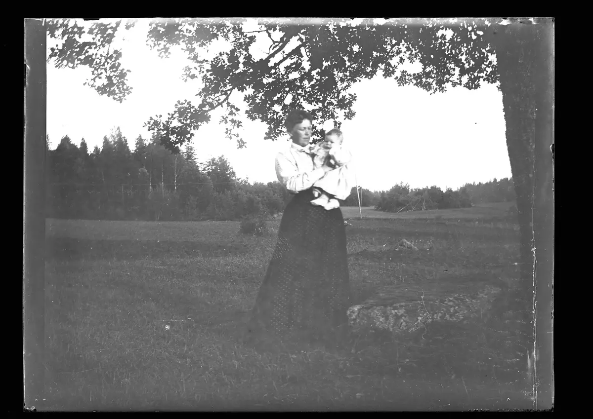 "Fru Berggren med sin Lisa den 17 juli 1900."
Fotografiet är troligen taget av Axel Pehrson som bodde i Sjöstugan vid Sätra på somrarna.