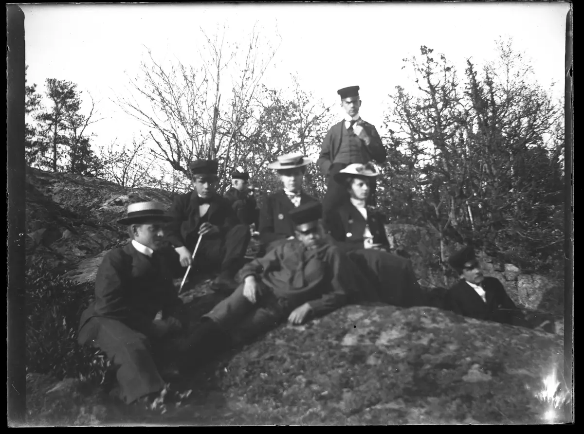 "På Sätra vid källans berg sommaren 1902.
Gusten, Hugo, Karl, Ausa, Olle, Oskar, Esse."
Fotografiet togs av Axel Pehrson som hade sommarställe i Sjöstuga, Sätra äng.