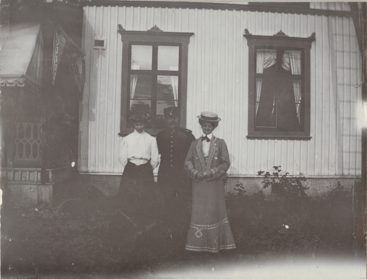 Text i fotoalbum: "Familjen Byström på Karlsborg 1907."