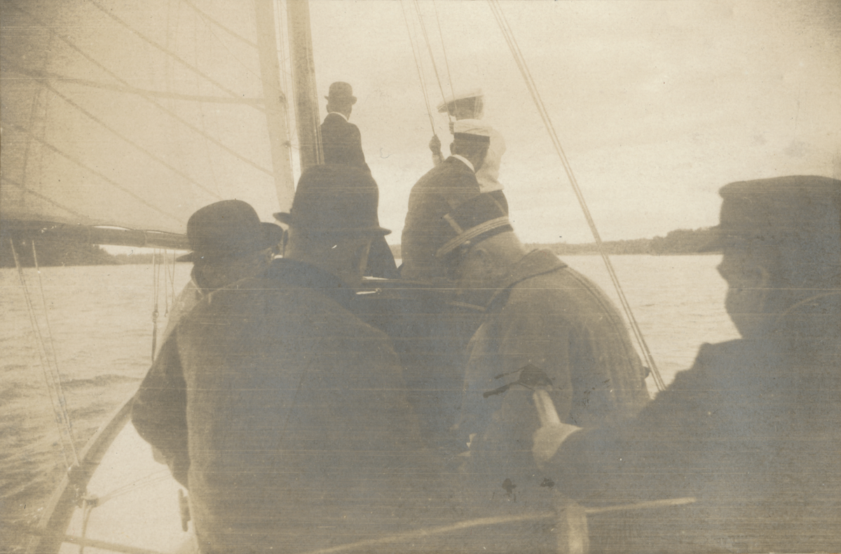 Text i fotoalbum: "Utanför Waxholm 1909 med kammarherre Leuhusens kutter."