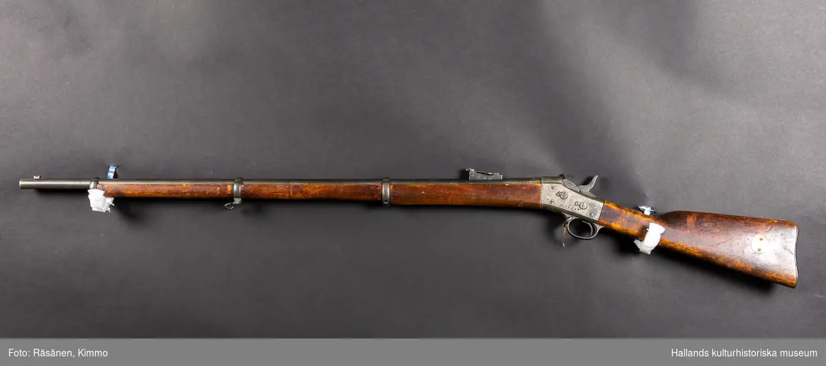 Remingtongevär med bajonett. 1867 års modell tillverkad år 1873. Ett skarpskyttegevär med centraltändning. Bajonetten tillhör Vredesgeväret.