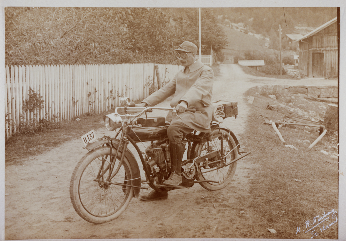 Reprofotografi av Sigurd Linnas far, Simon Nielsen, som handelsreisende på motorsykkel.

Skiltnummer H-137, skrift på siden: Indian