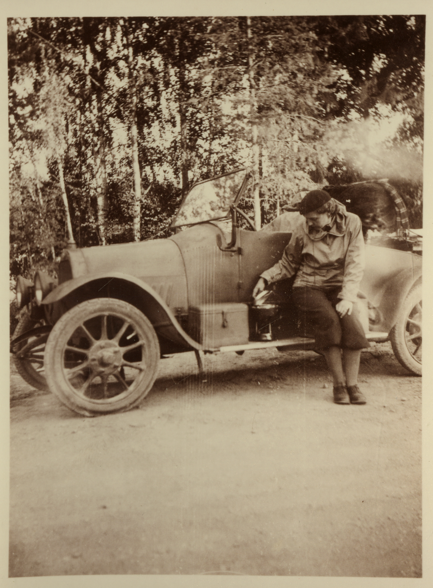 Opel 1912-modell, tilhørende Sigurd Linna, tidligere eid av fylkesskogsjef Midttun. Han hadde kjørt 400.000 km. med den og Sigurd Linna like mye. Toppfart 50 km/t. høytrykkgummi. En firkantet kasse med et paternosterverk tok en og en oljedråpe, og førte ned i et rør.