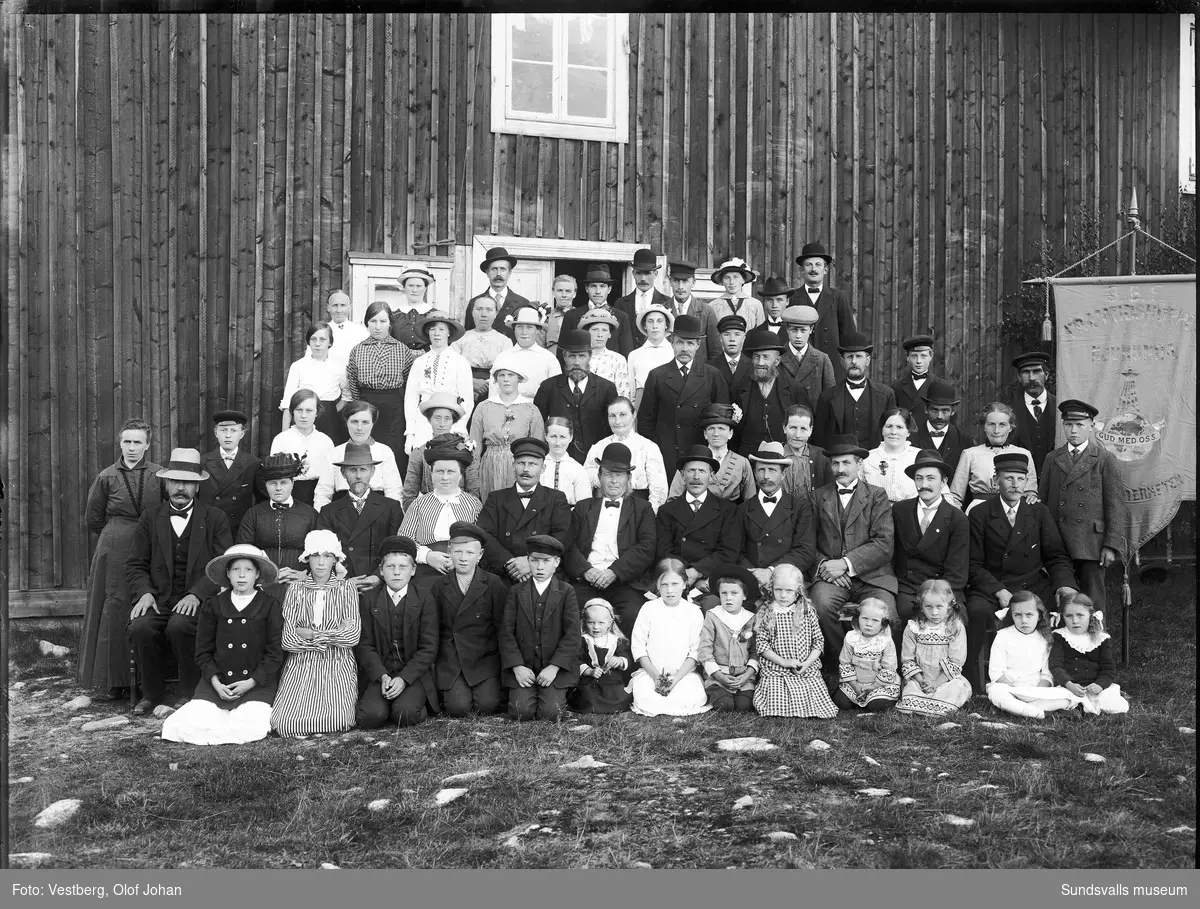 Stor gruppbild med män, kvinnor och barn i Blåbandföreningen i Bredbyn, Njurunda, grundad 1913.