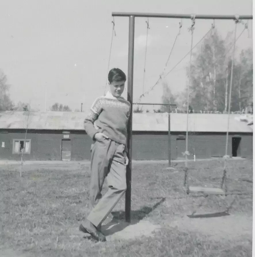 Christer Thorsson framför fd svampodlingen på dåvarande Högmoravägen (senare Odlingsvägen) i Älta.
Svampodlingen anlades på 1930-talet och fanns kvar till tidigt 1960-tal. verksamheten omfattade inte bara matsvamp utan även svampmycelier till försäljning. Foto 1960-tal.