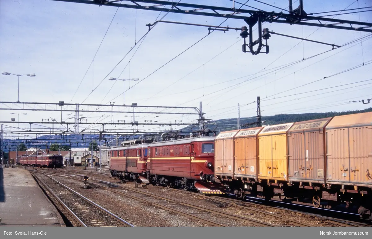Elektrisk lokomotiv El 14 og El 13 2142 med godstog retning Hokksund kjører ut fra Drammen stasjon