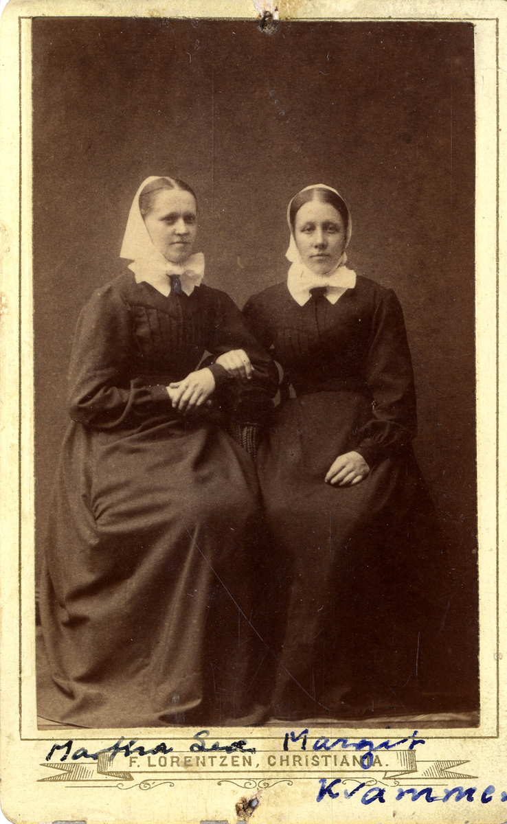 Portrett av to sittende kvinner.