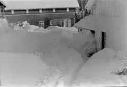 Fra Granheim, snøvinteren 1951. Det er gravd tuneller mellom