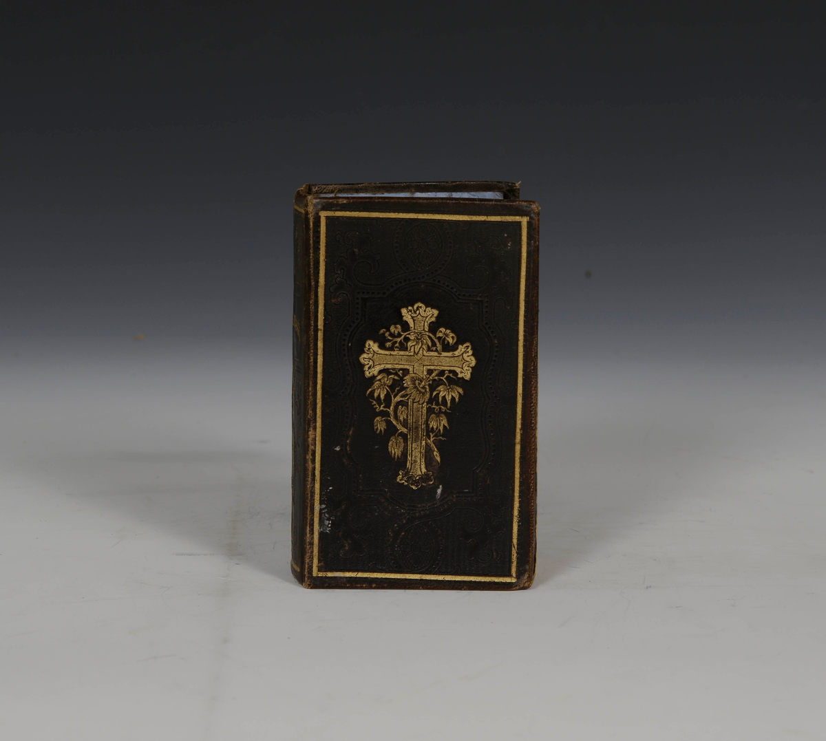 Prot: Evangelisk-christelig Psalmebog... Chr. a. 1861. (+) "Tillæg til den evangelisk-christelige Psalmebog.".... Chr.a 1863. -637 s. + 1 bl. + 2 bl. + 151 s. 32 F. Heilskinnsbd. med gulltrykk.
