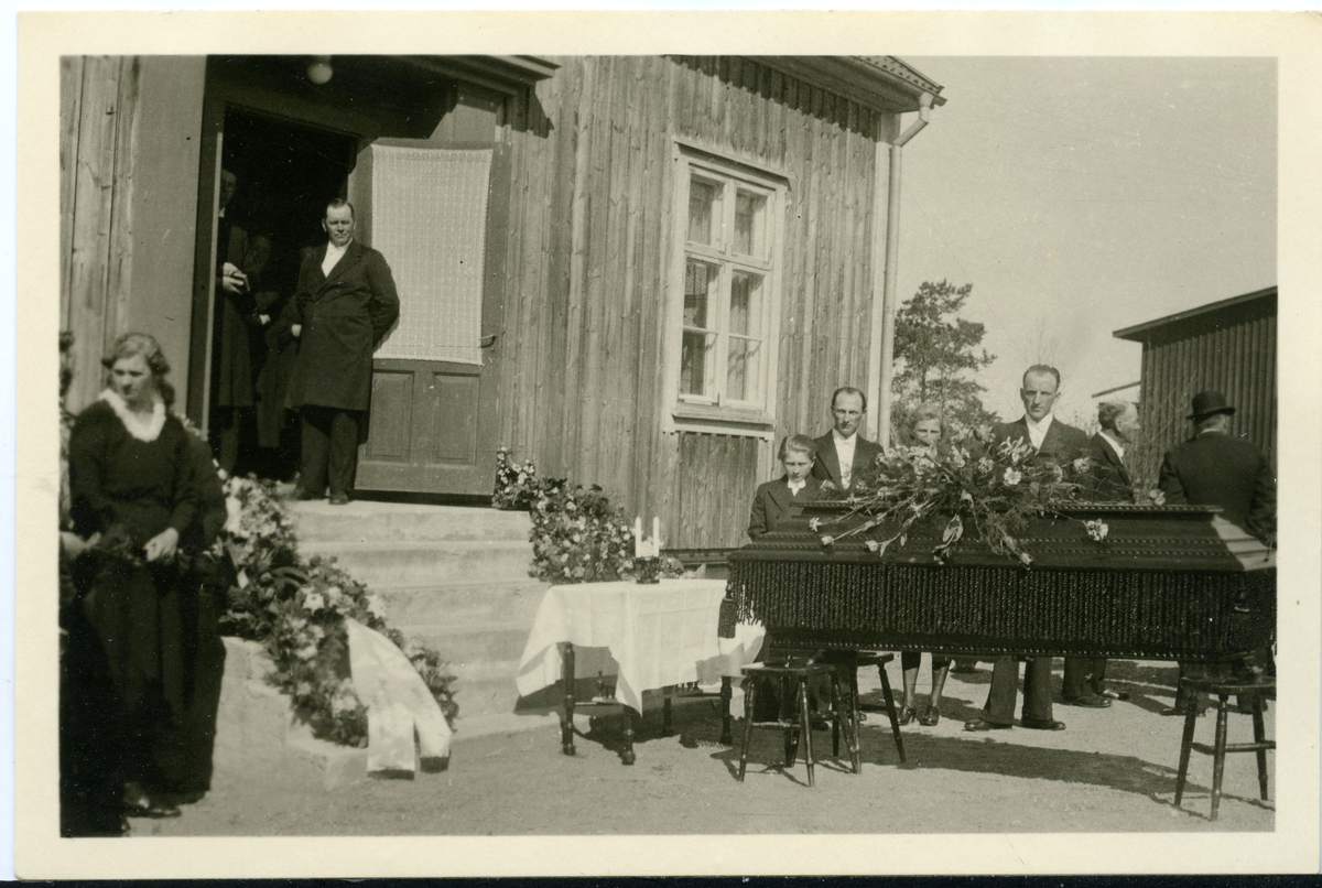 Kista, blommor, människor vid Dagny Sundlings begravning.