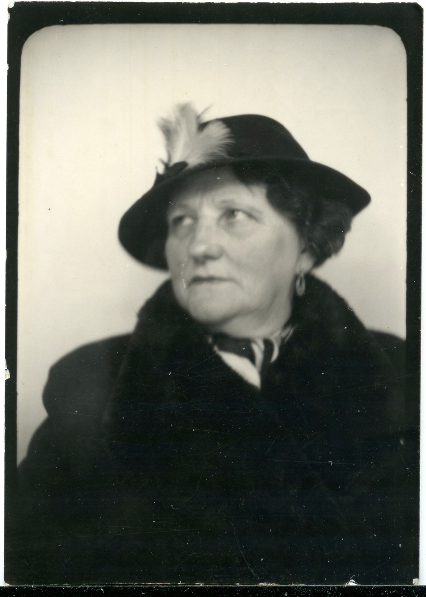 Porträtt på Dagny Sundling i hatt och kappa.