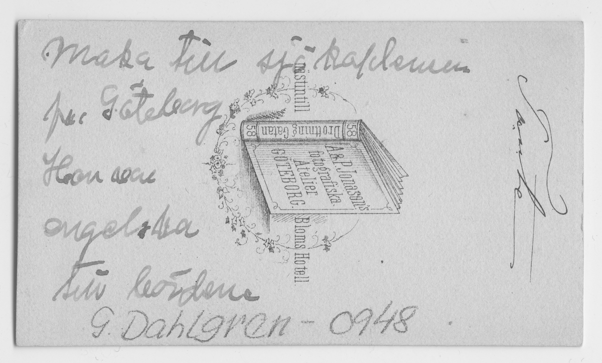 På kuvertet står följande information sammanställd vid museets första genomgång av materialet: Maka till Sjökaptenen från Göteborg. Hon var engelska till börden.