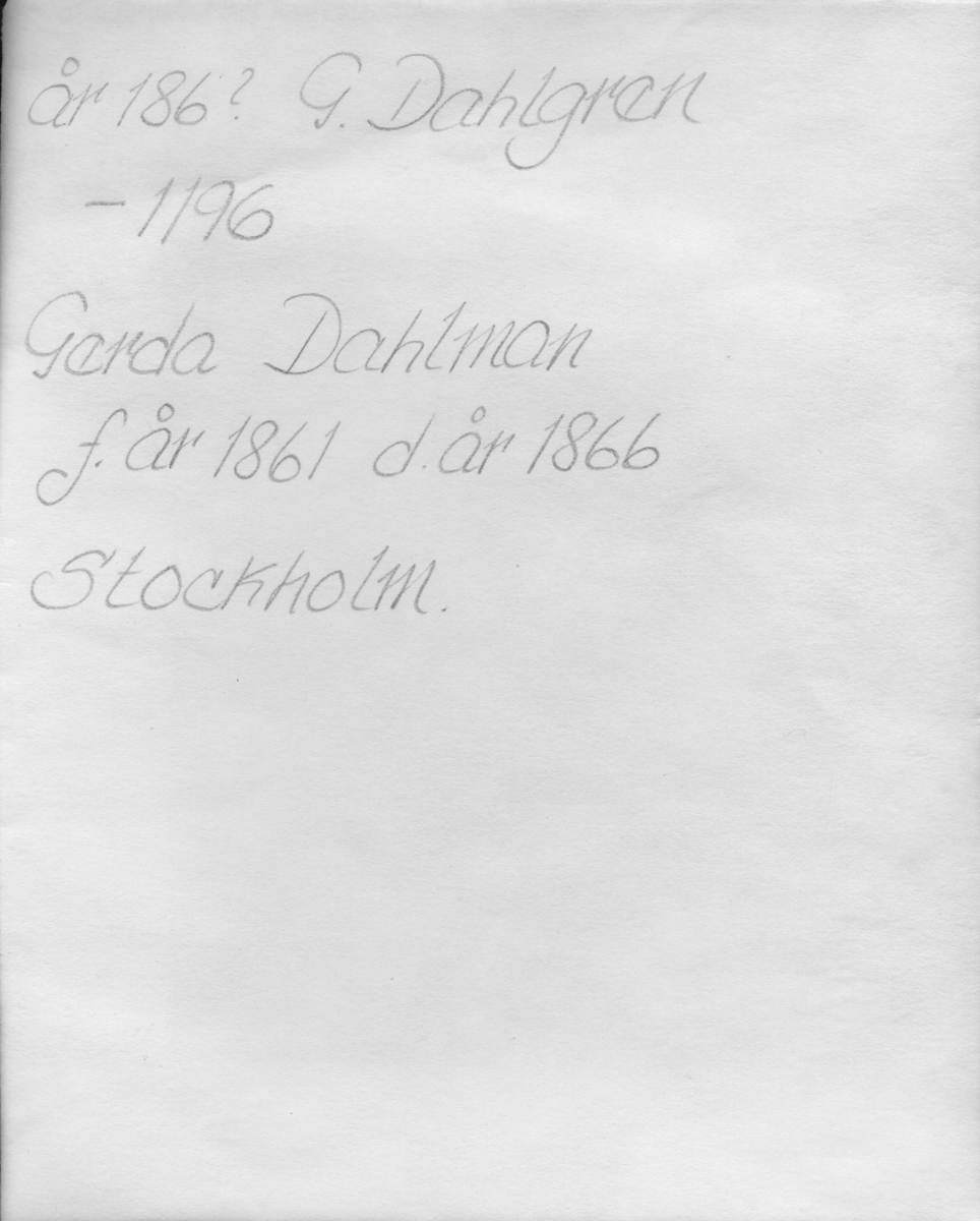 På kuvertet står följande information sammanställd vid museets första genomgång av materialet: Gerda Dahlman f. år1861 d. år 1866