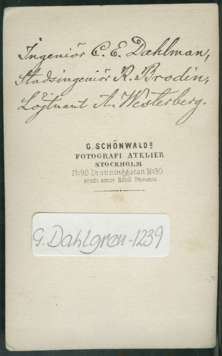 På kuvertet står följande information sammanställd vid museets första genomgång av materialet:  Ingenjör Carl Edvard Dahlman, Stadsingenjör R. Brodin, Löjtnant A. Westerberg.
Stockholm.