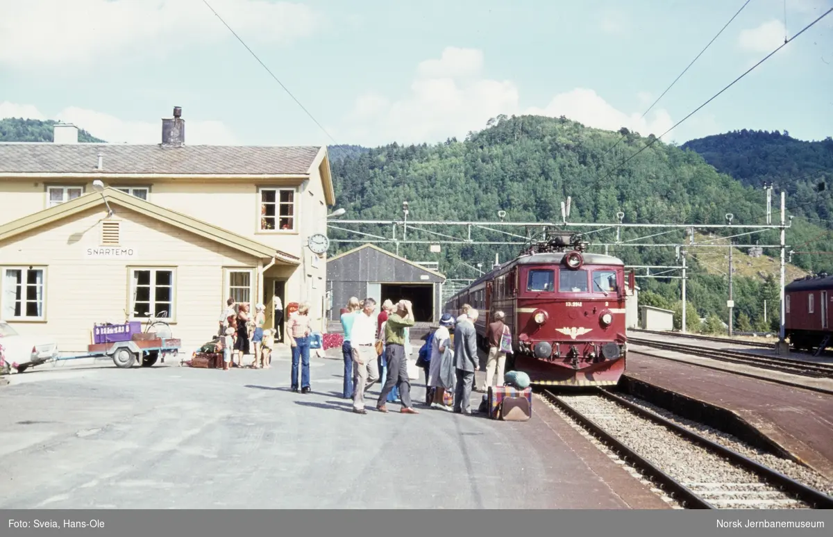 Elektrisk lokomotiv El 13 2141 med dagtoget fra Oslo V til Stavanger, tog 701, på Snartemo stasjon