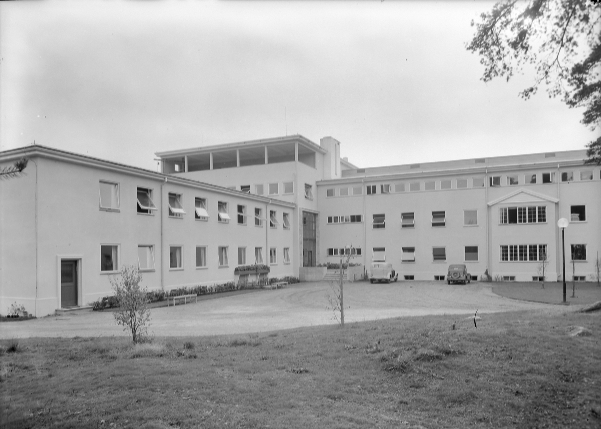 Forskjellige eksteriørbilder av  Haukåsen sykehus, fra sykehusets innvielse.